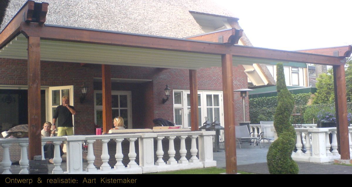 Dit is een fraaie verlenging van de al bestaande overkapping. Ook deze kan met een druk op de afstandsbediening worden geopend en gesloten