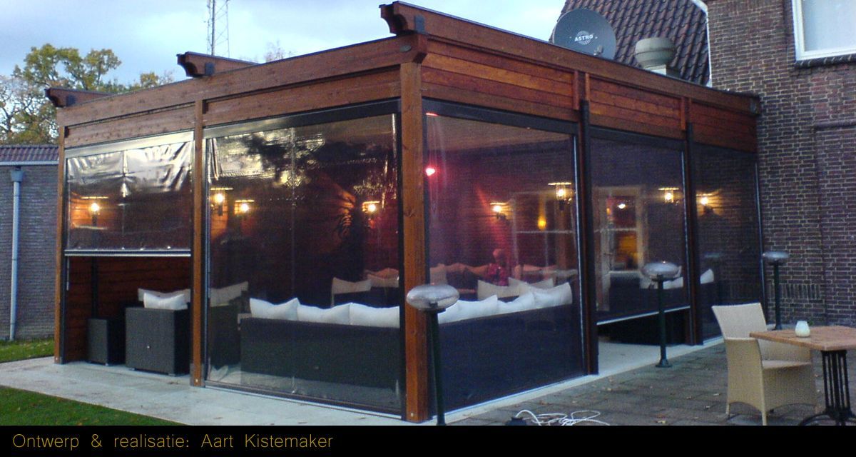 Deze overkapping kan volledig worden geopend. OOk de transparante zijwanden kunnen eenvoudig worden bediend om deze open te zetten.