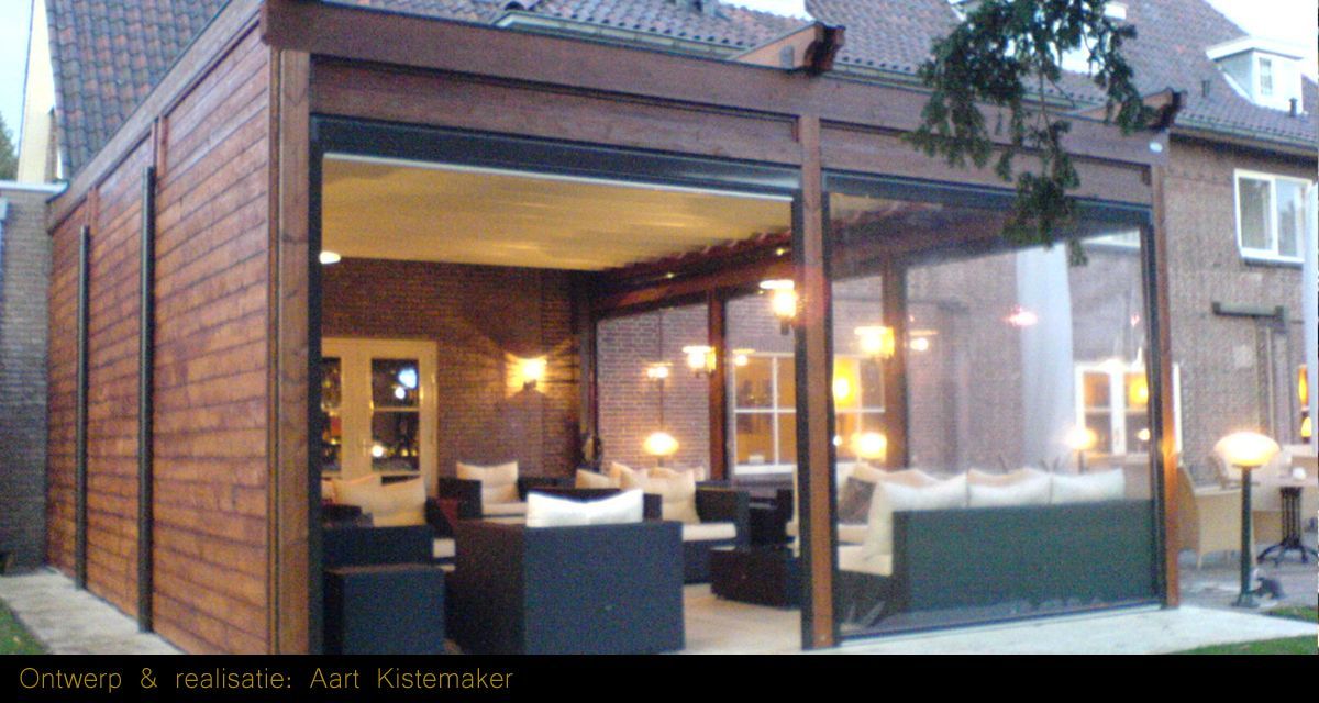 Gebouwd als rookruimte, nu voor een fraai beschutte buitenplek.