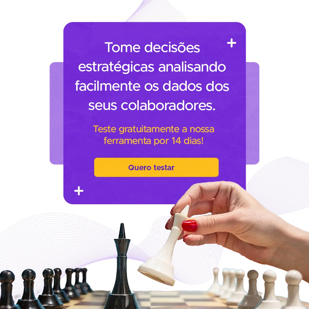 Banner roxo com texto sobre análise de dados e botão “Quero testar”, com mão movendo peça de xadrez branca.