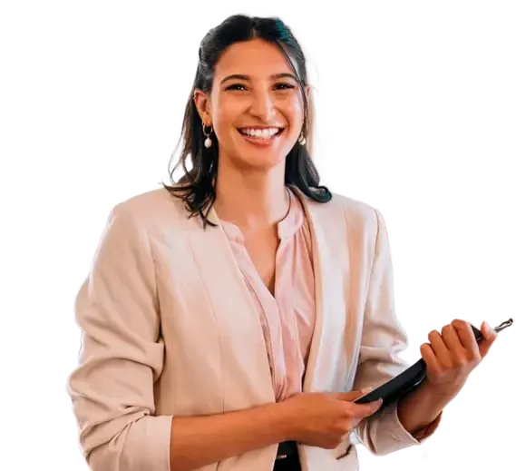 Pessoa sorridente vestindo um blazer bege segurando um tablet contra um fundo branco.