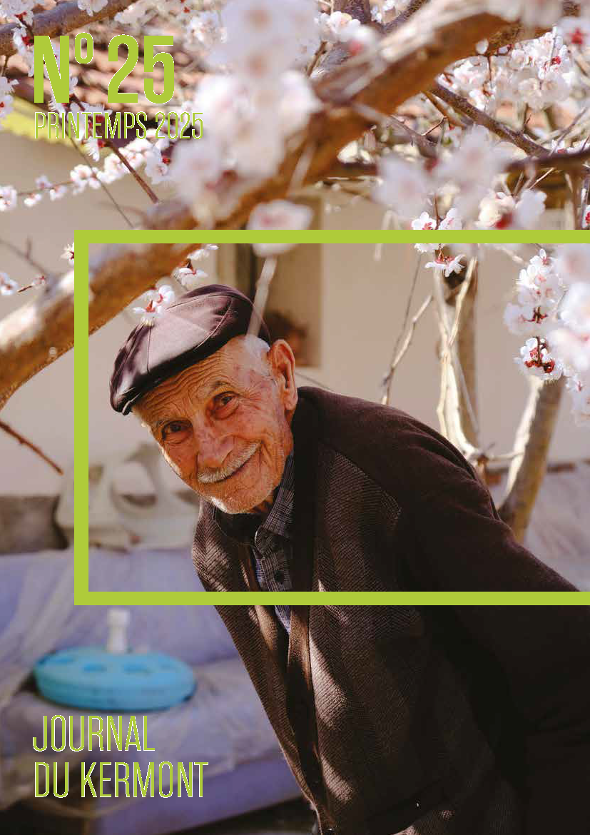 Un homme âgé sourit sous un arbre avec des fleurs dessus.
