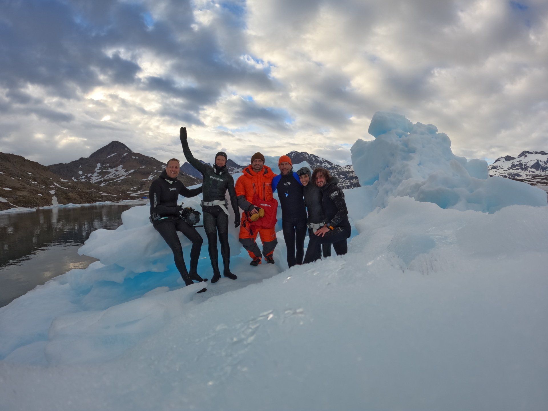 A group of people are posing for a picture in the snow.