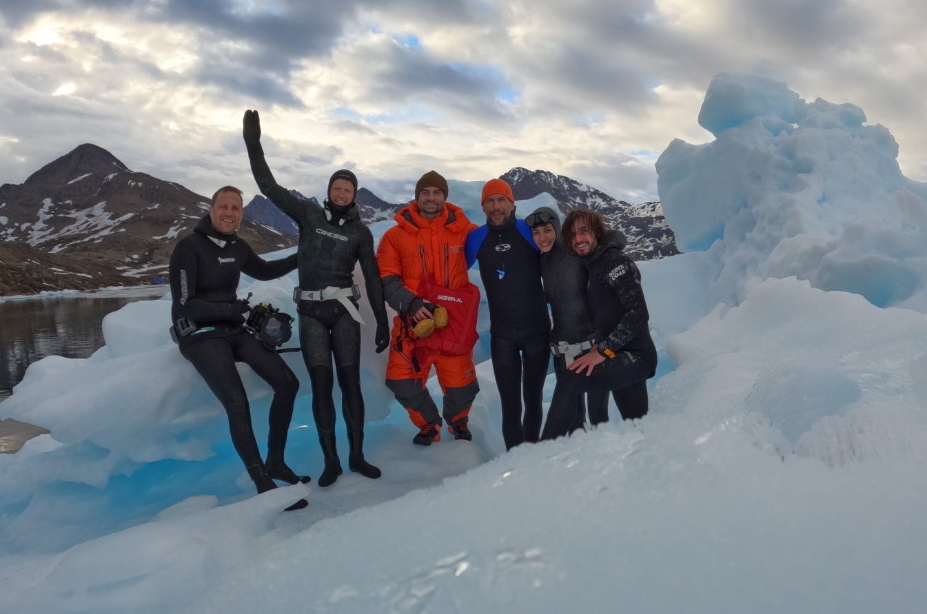 A group of people are posing for a picture in the snow