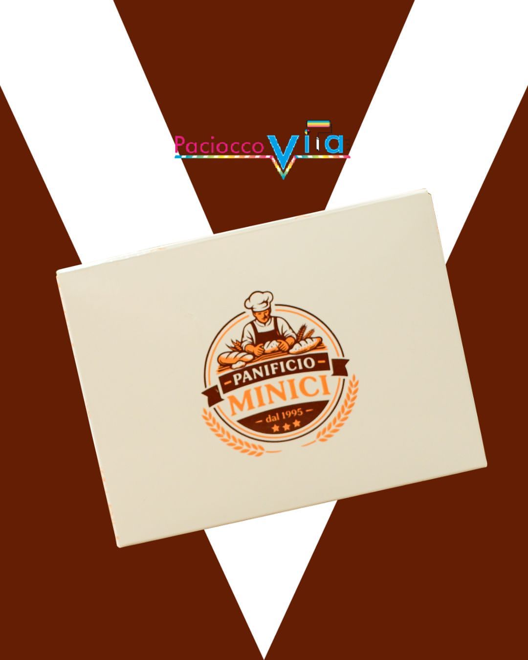 Sfondo bianco e marrone con un cartoncino color crema inclinato che mostra il logo Benício Minici.