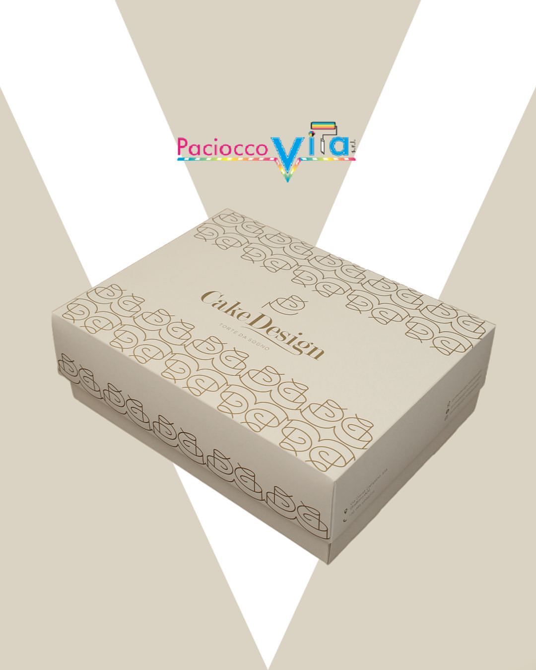 Scatola regalo decorativa color crema con motivi floreali e scritte dorate su sfondo chiaro.