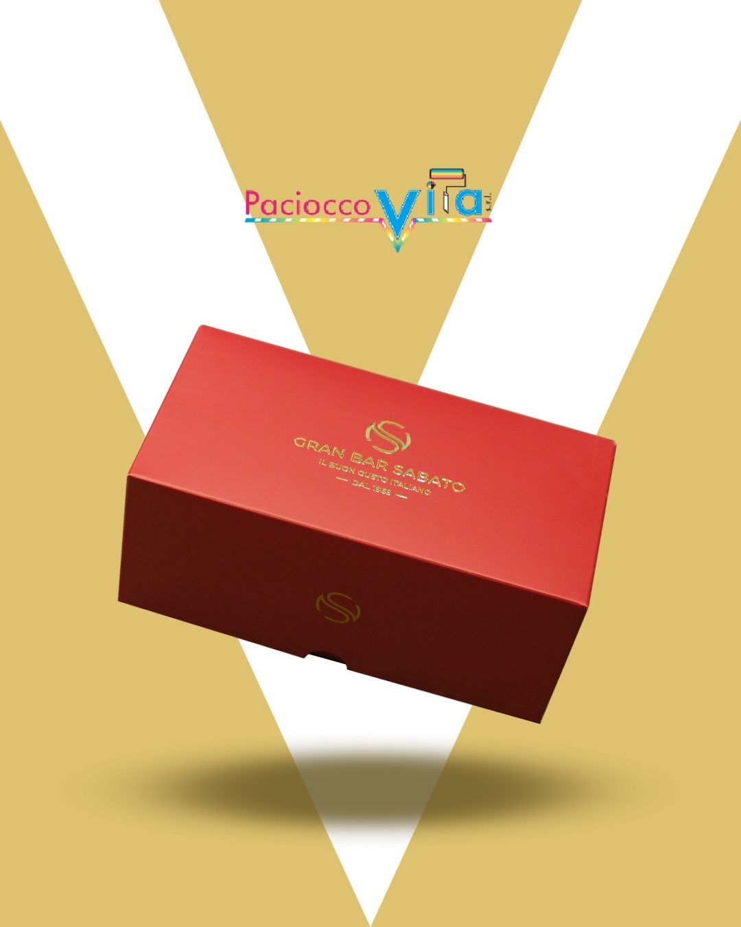 Elegante confezione regalo rossa con logo dorato su sfondo bianco e oro.