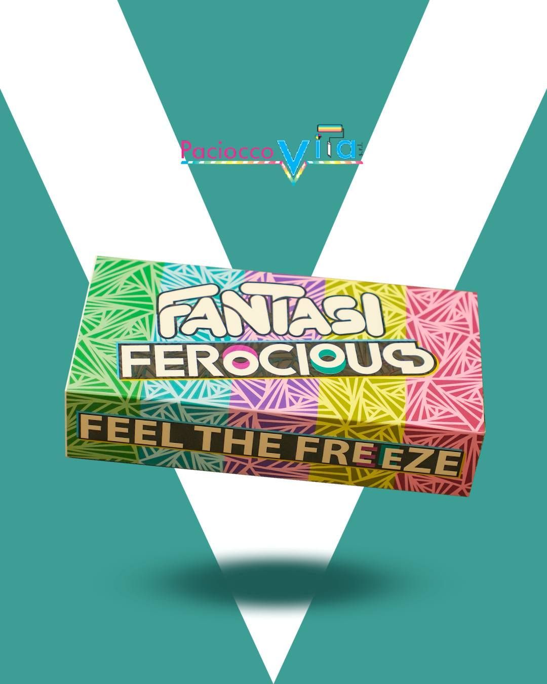 Scatola colorata per bevanda Fantasi Ferocious con la scritta “FEEL THE FREEZE” su sfondo verde acqua.