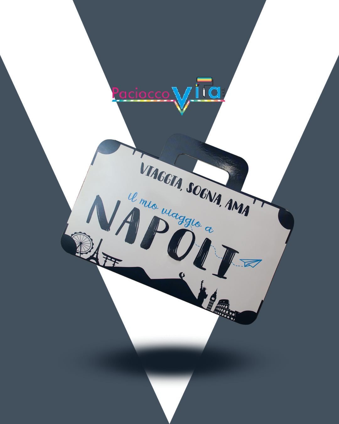 Grafica bianca e blu navy con un'etichetta del biglietto del Napoli inclinata e un'ombra su uno sfondo a forma di V.