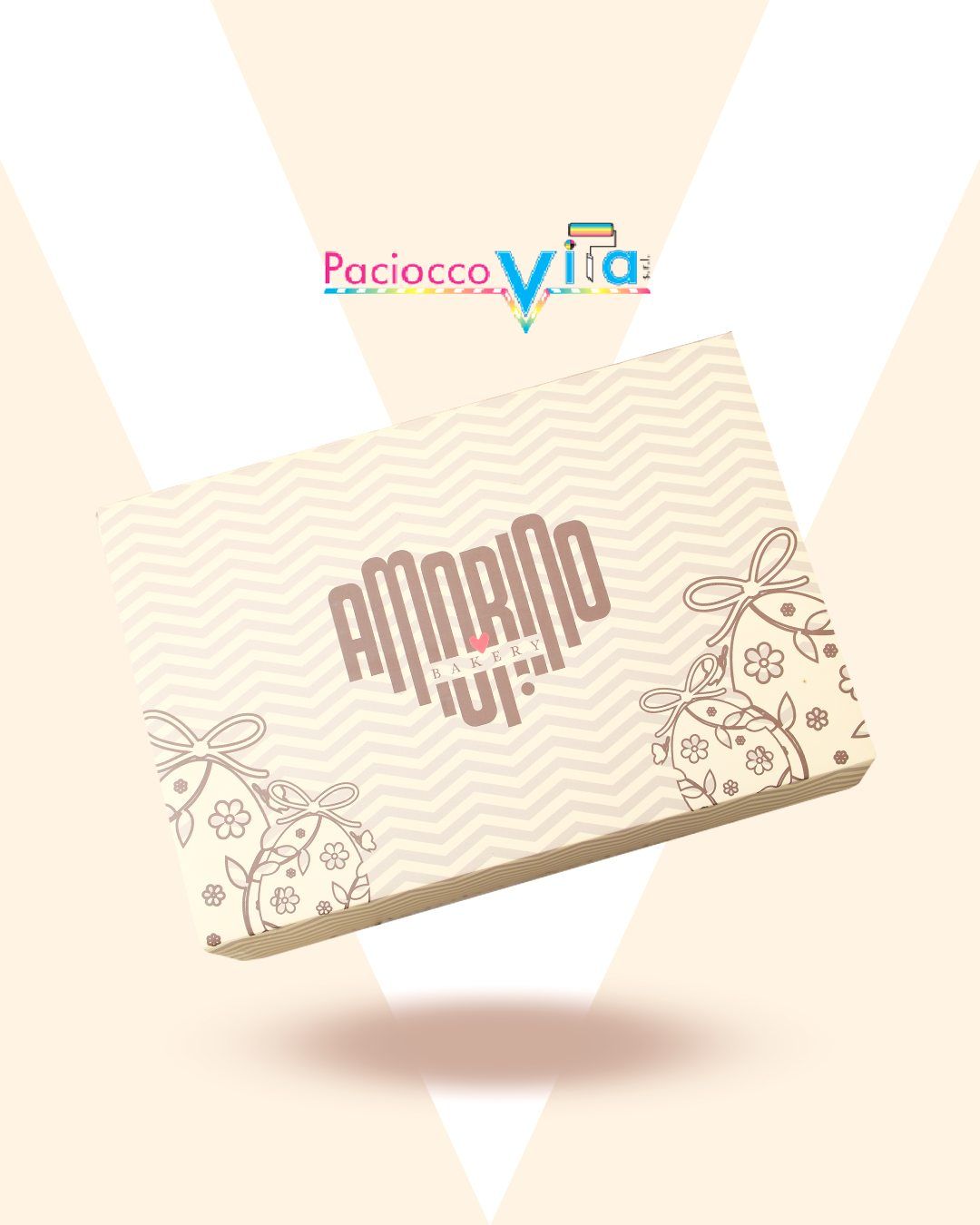Biglietto d'invito color crema con decorazioni floreali e la scritta 