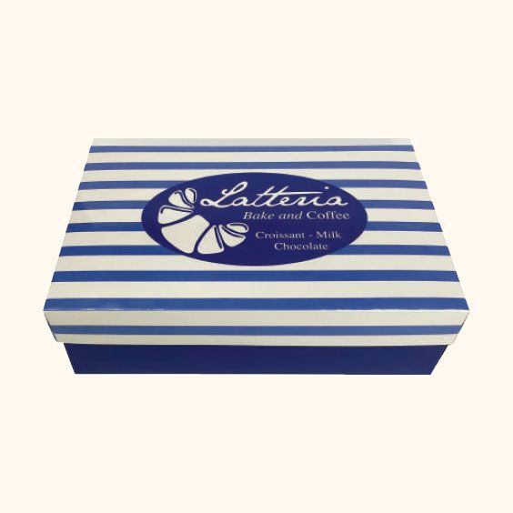 Scatola di cioccolatini Lattera a righe blu e bianche con logo a fiocco sul coperchio.