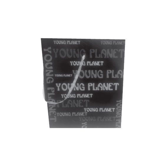 Borsa tote nera con logo Young Planet e scritta bianca ripetuta su sfondo bianco.