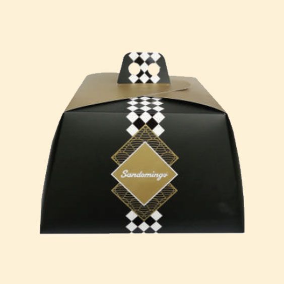 Scatola per profumo al sandalo nera e oro con motivo a rombi su sfondo beige.