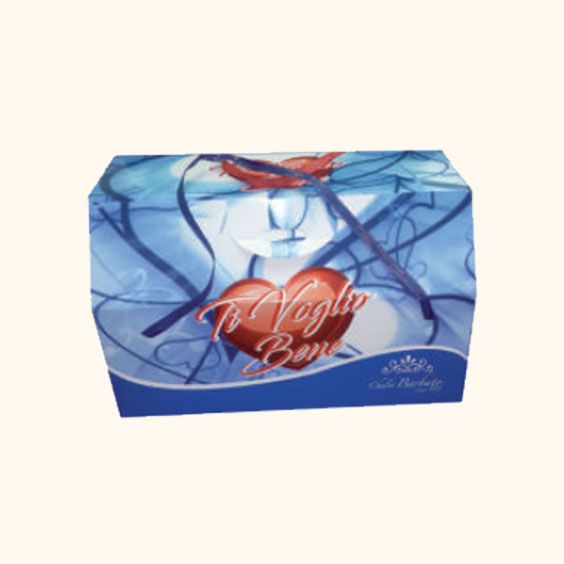 Scatola regalo blu con l'illustrazione stilizzata di una donna e il logo a forma di cuore rosso sul davanti.