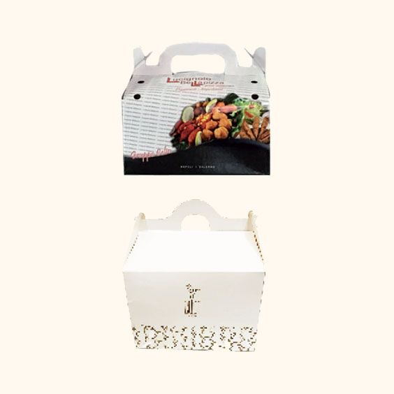 Due contenitori per alimenti bianchi con manici, uno stampato con frutta e verdura, l'altro semplice con decorazioni floreali.