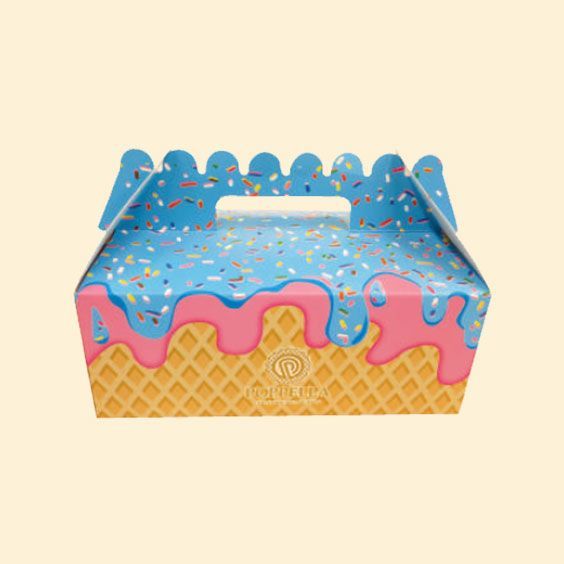 Fetta di torta glassata blu e rosa con base a cono di cialda e decorazioni di zuccherini.