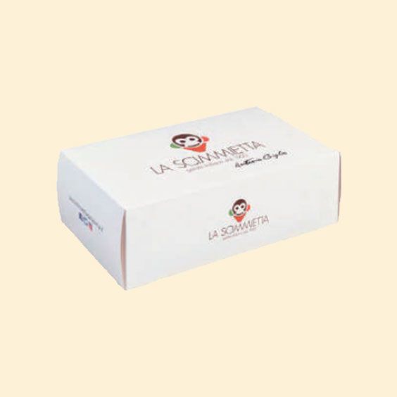 Scatola di cartone bianca con logo su sfondo beige chiaro.
