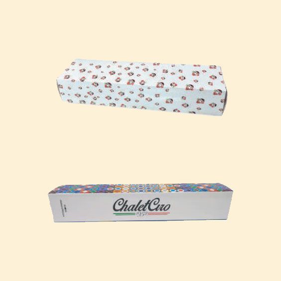 Due viste di una scatola di cioccolatini con motivi floreali bianchi e pastello su sfondo beige.