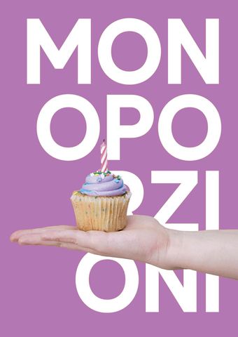 Persona che tiene in mano un cupcake davanti a uno striscione arancione con la scritta MONOPOLY