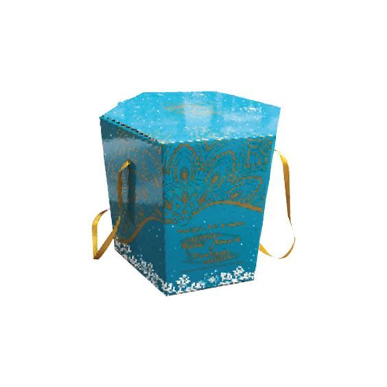 Scatola regalo decorativa blu con manici in nastro dorato e motivi ornamentali dorati su sfondo bianco.