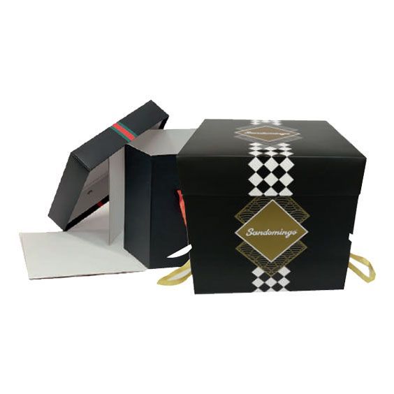 Scatole regalo nere con nastro dorato e decorazioni a motivo romboidale, una delle quali aperta lateralmente.