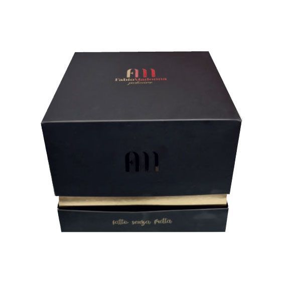 Elegante cofanetto regalo nero con base dorata e logo sul coperchio, fotografato su sfondo bianco.