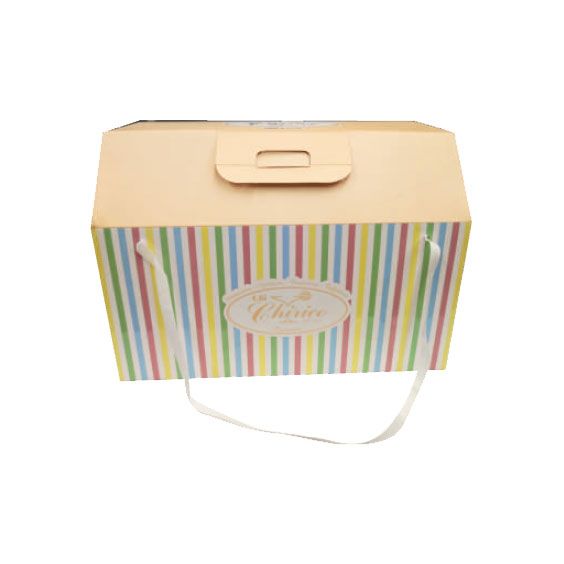 Sacchetto regalo a righe pastello con parte superiore beige e manico in nastro bianco.