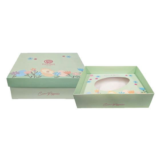 Due scatole regalo floreali color verde pastello, una con coperchio chiuso e una aperta con inserto trasparente.
