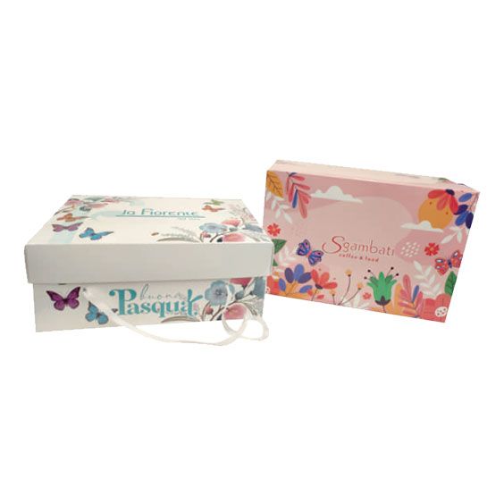 Due scatole pasquali decorative dai colori pastello con motivi floreali e di farfalle su sfondo bianco.