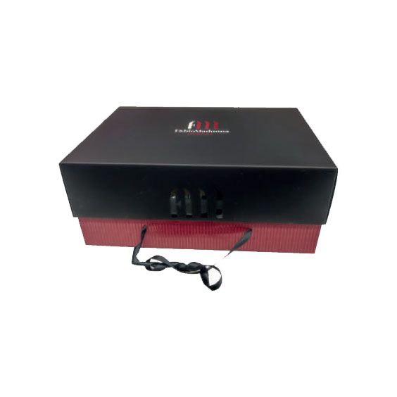 Dispositivo rettangolare nero con base rossa e cavo, mostrato su sfondo bianco.