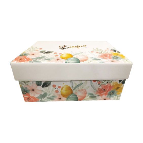 Scatola decorativa floreale con coperchio bianco e motivo di frutta e fiori dai colori pastello.