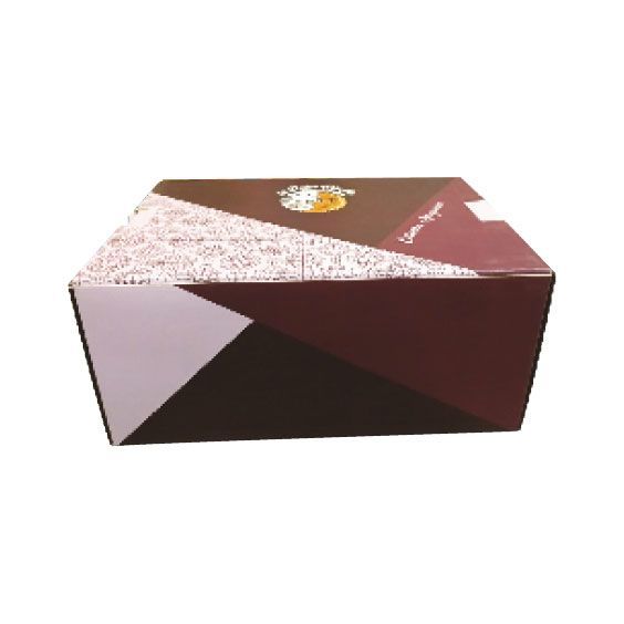 Scatola regalo rettangolare color bordeaux e bianca con motivi geometrici e logo sulla parte superiore.