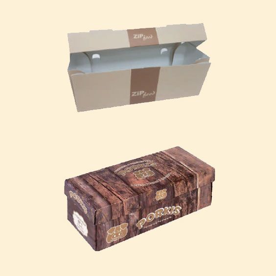 Due scatole regalo decorative su sfondo neutro: una scatola beige aperta sopra una scatola marrone con motivo decorativo.