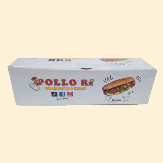 Scatola bianca per sandwich Pollo R con logo, icone social e illustrazione del sandwich sul davanti.