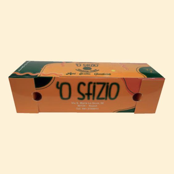 Scatola da scarpe arancione e verde con la scritta “O SIZIO” su sfondo neutro