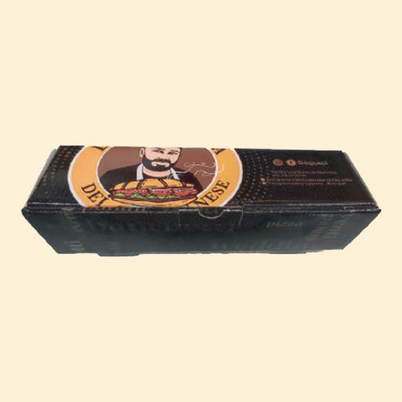 Scatola rettangolare nera con logo circolare raffigurante un uomo barbuto e dettagli arancioni sulla parte superiore.