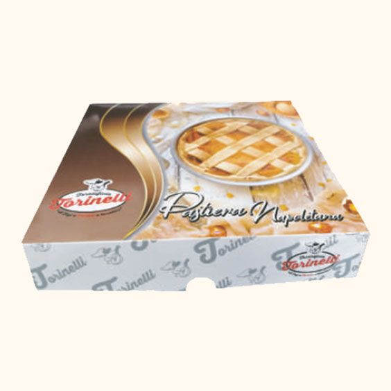 Scatola di pasticcini alla torta di mele con una crostata a griglia sul coperchio, confezione bianca e oro con il logo di una pasticceria.