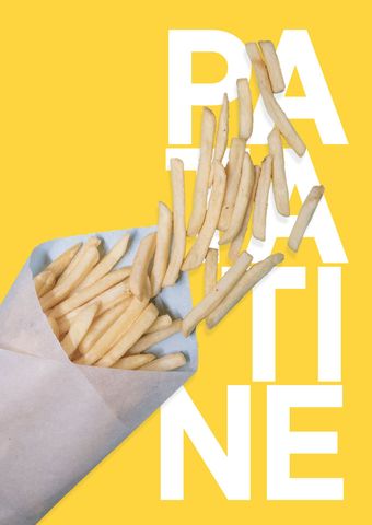 Una confezione di patatine fritte che vola verso l'alto su uno sfondo giallo con una grande scritta bianca che recita 