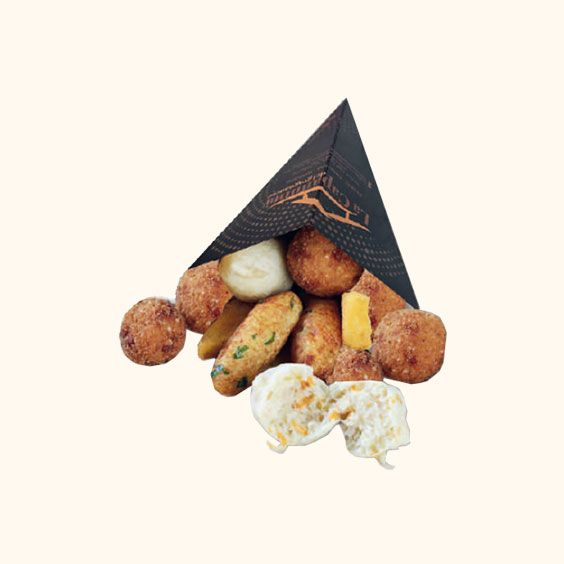 Assortimento di snack fritti in un cono di carta nera su sfondo chiaro