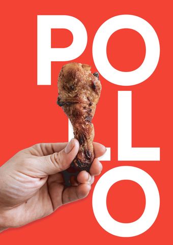 Mano che regge una coscia di pollo fritto su sfondo rosso con la scritta POLO in bianco.