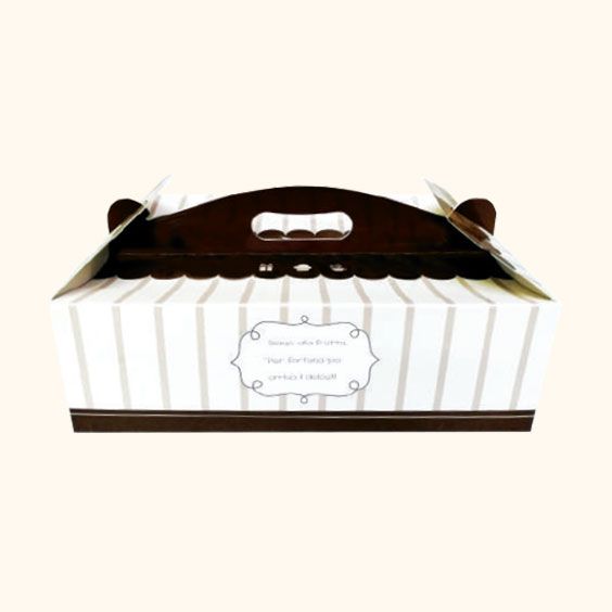Scatola regalo bianca con nastro e fiocco marrone scuro su sfondo bianco.