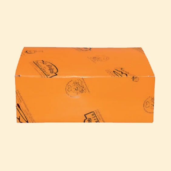 Scatola rettangolare arancione con loghi stampati su uno sfondo chiaro e uniforme.