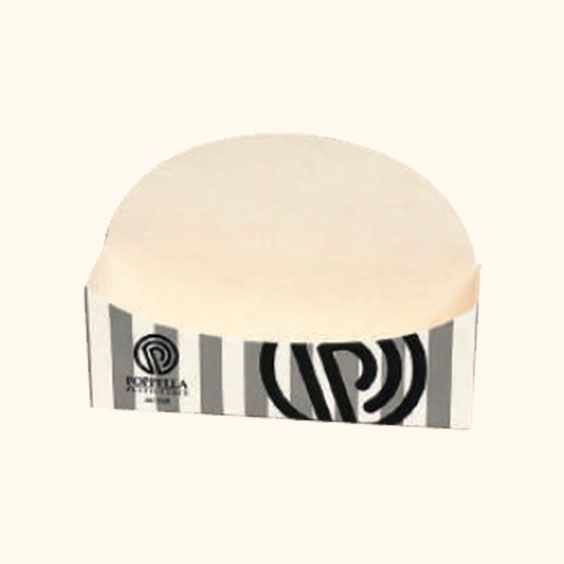 Cupola color crema con una fascia a motivi bianchi e neri attorno alla base