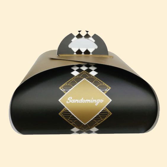 Flacone di profumo Sandomingo nero e oro con etichetta a forma di diamante e tappo decorato su sfondo beige.