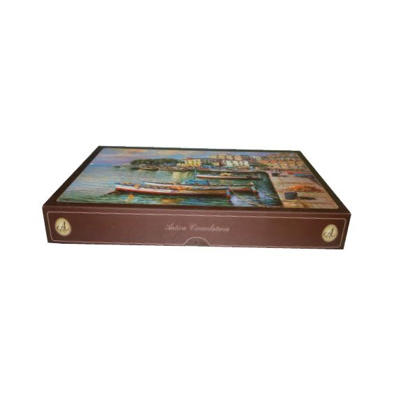 Scatola rettangolare di cartone marrone con un'illustrazione colorata di un paesaggio urbano sulla parte superiore, su sfondo bianco.