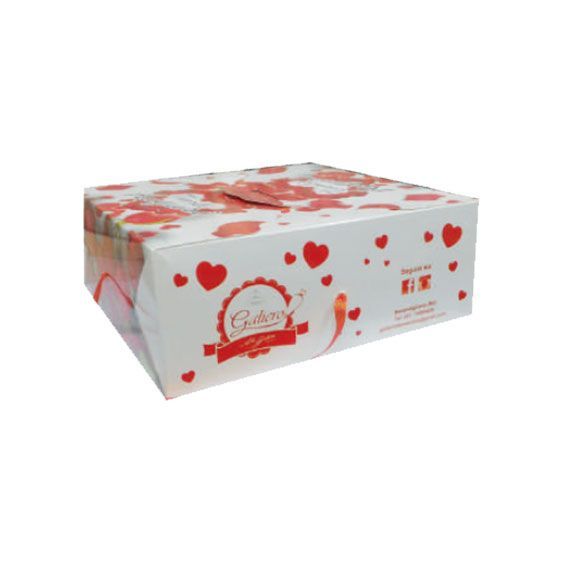 Scatola regalo bianca con cuori rossi e decorazioni a nastro su sfondo neutro.