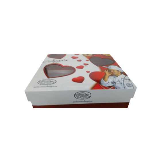 Scatola regalo a forma di cuore con decorazioni a forma di cuore rosse e grigie su sfondo bianco.