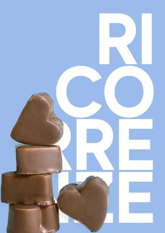 Cuori di cioccolato impilati su sfondo blu con la scritta bianca 