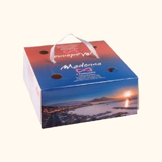 Scatola regalo blu e rossa con manico e foto di un tramonto sul lungomare, con il marchio Madonna.