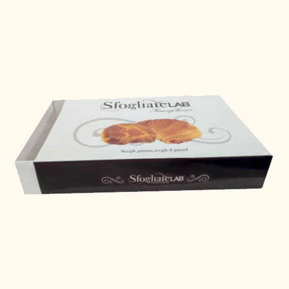 Scatola bianca per pasticcini con l'etichetta